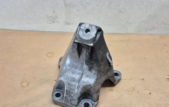 Engine mounting bracket