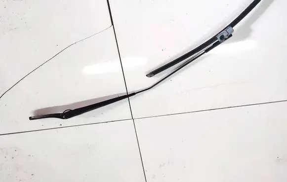 Volvo V50 Front wiper blade arm 30698252