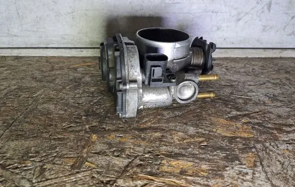 Volkswagen PASSAT B4 Throttle valve 021133064