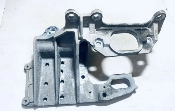 Nissan Qashqai Engine mounting bracket