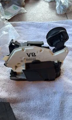 Volkswagen Golf VI Rear door lock 5K4839015H