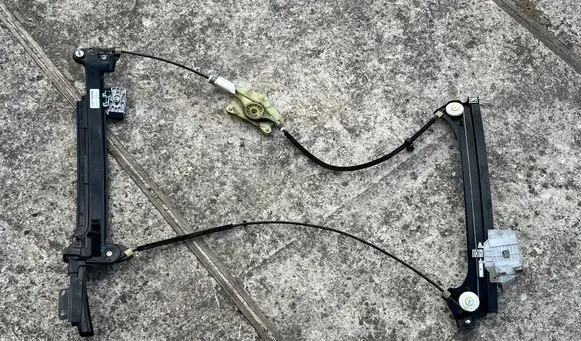 Volvo C70 Front door manual window regulator 30633660
