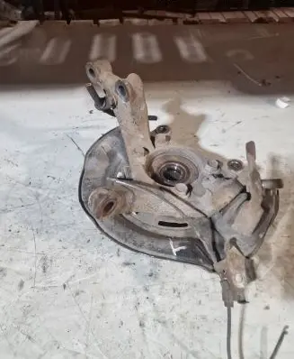 Toyota Prius+ (ZVW40) Front wheel hub