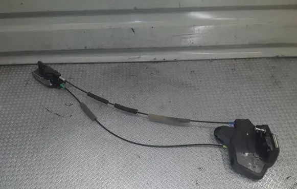 Toyota Avensis T250 Rear door lock