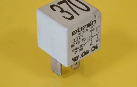 Volkswagen PASSAT B5.5 Other relay 8D0951253