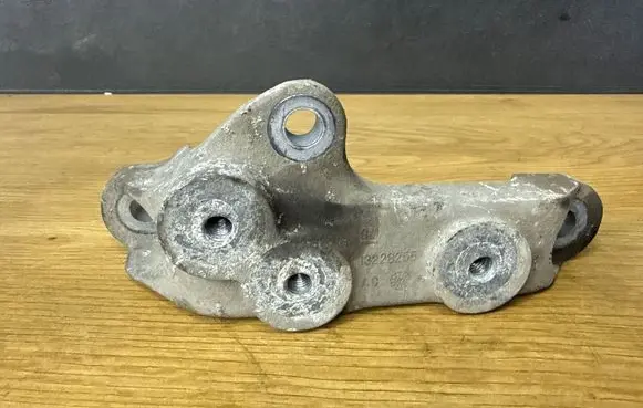 Opel Insignia A Gearbox mounting bracket 13228255