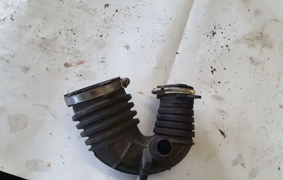 Audi A6 S6 C6 4F Turbo air intake inlet pipe/hose 4F0129615E