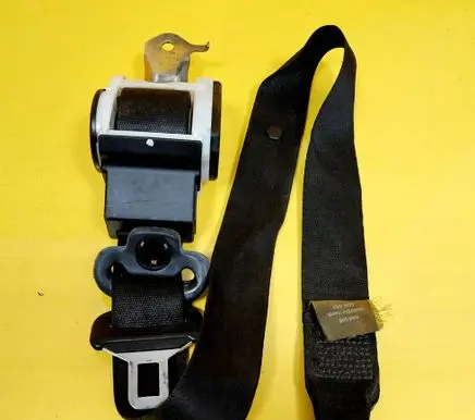 BMW 3 E36 Front seatbelt 8208443