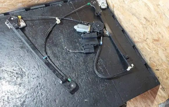 Volkswagen Golf III Front door manual window regulator 1H0837401F