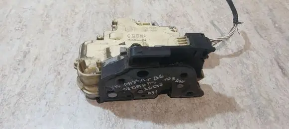 Volkswagen PASSAT B6 Front door lock 3C2837016A