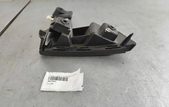 Volvo V70 Front bumper mounting bracket 30678651