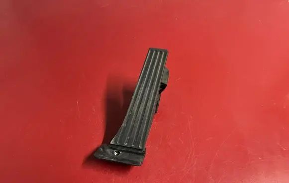 Accelerator throttle pedal