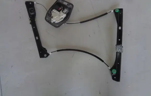 Volkswagen Golf Plus Front door window regulator with motor 5M0837461