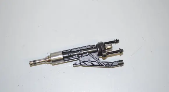 BMW 2 F46 Fuel injector 7639990 13537639990 13538625396