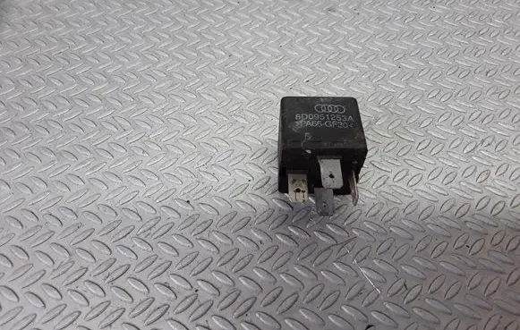 Volkswagen PASSAT B5 Other relay 8D0951253A