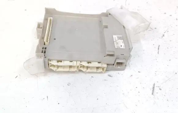 Toyota Prius+ (ZVW40) Fuse module 8273047420A