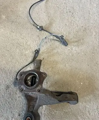 Rear wheel hub spindle/knuckle