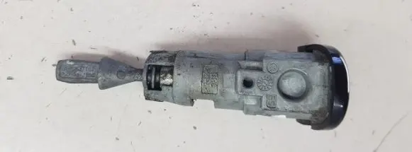 Volkswagen Tiguan Front door lock (next to the handle) 5N0837167