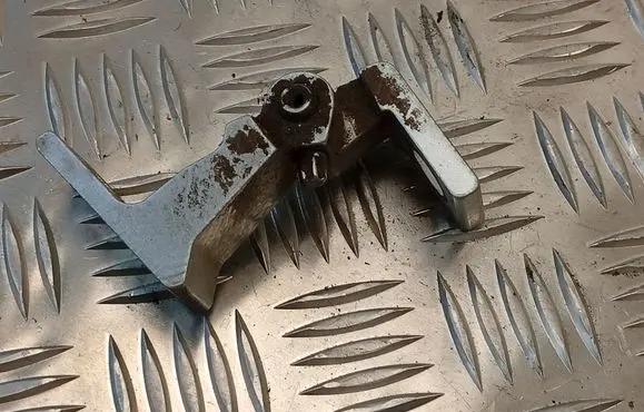 Seat Ibiza IV (6J,6P) Rear door lower hinge 8K0831401F