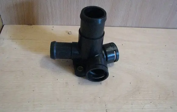 Volkswagen Golf III Engine coolant pipe/hose 068121132