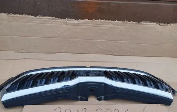 Skoda Kamiq Front bumper upper radiator grill 658853653