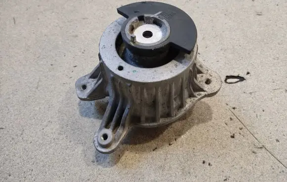 Mercedes-Benz E W213 Engine mount bracket A2132402400