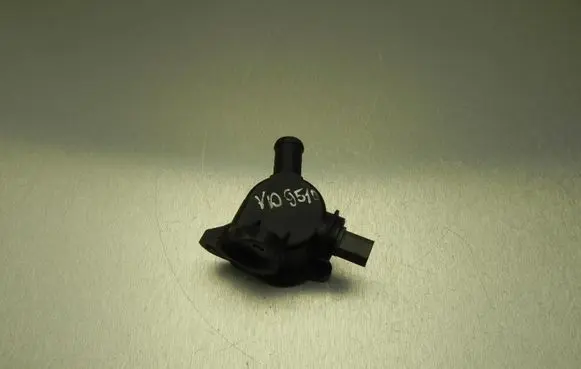 Skoda Fabia Mk1 (6Y) Thermostat housing 047121111M VD9510