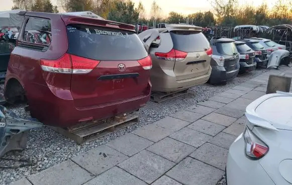 Toyota Sienna XL30 III Fender