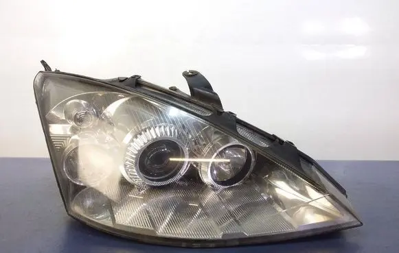 Ford Focus Headlight/headlamp 2M5113100