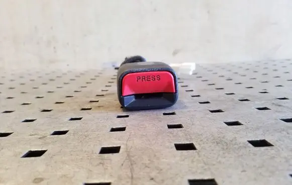 Front seatbelt buckle
