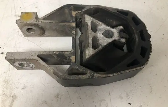Ford Focus Engine mount bracket AV616P082AB