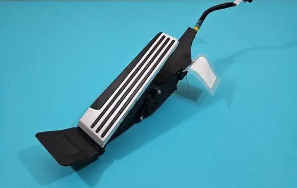 Accelerator throttle pedal
