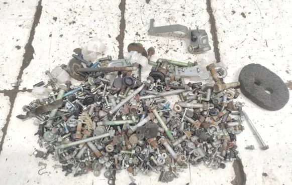 Nissan Juke I F15 Nuts/bolts 