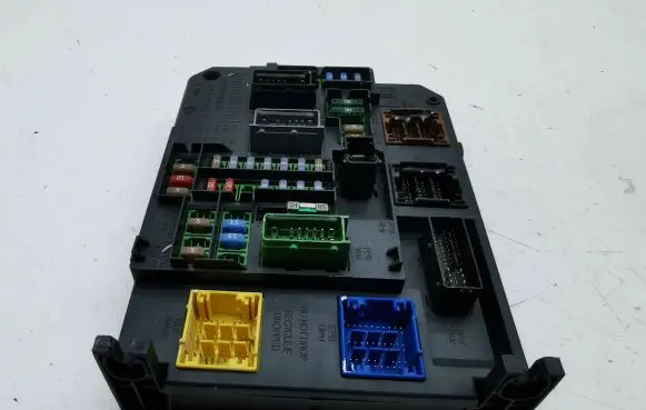 Peugeot 508 Fuse module 9665547580