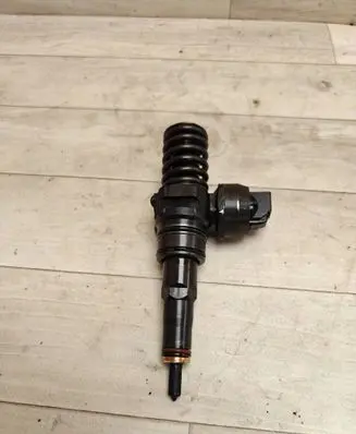 Volkswagen PASSAT B6 Fuel injector 038130073BK