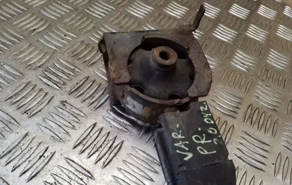 Toyota RAV 4 (XA20) Engine mount bracket
