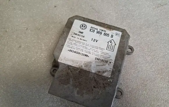 Volkswagen PASSAT B5.5 Airbag control unit/module 1C0909605B