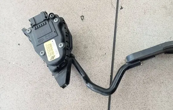 Volkswagen Sharan Accelerator throttle pedal 7M3723507A YM219F836EB