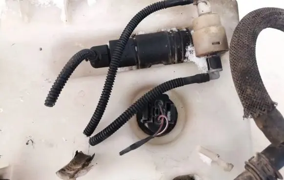 Volkswagen Golf V Windscreen/windshield washer pump