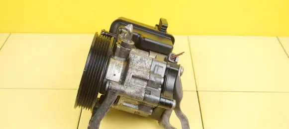 Mercedes-Benz E W212 Power steering pump A0064664701 651925