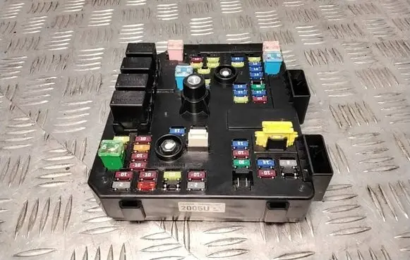 Chevrolet Captiva Fuse module 95202005 11K21 2005UA
