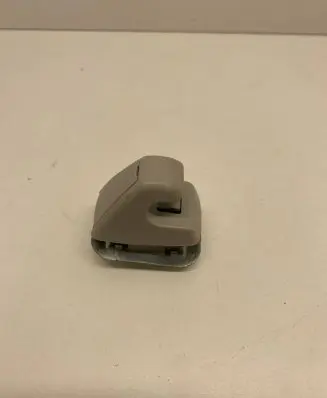 Chevrolet Traverse II Sun visor clip/hook/bracket 84136822