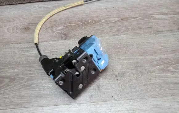 Volvo V70 Front door lock 8680846