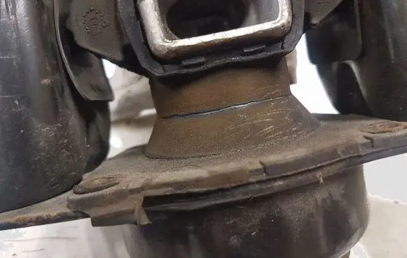 Peugeot 3008 I Engine mount bracket 9636270080