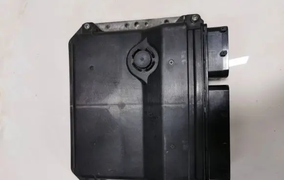 Toyota Avensis T270 Engine control unit/module 8966105F20 MB2759004733