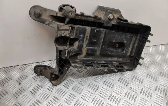 Volkswagen PASSAT B6 Battery tray 1K0915333C
