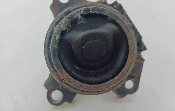 Honda CR-V Engine mount bracket