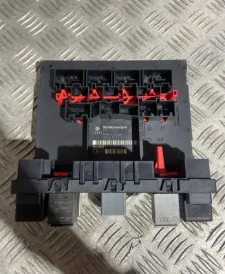 Volkswagen PASSAT B6 Relay mounting block 3C0937049J