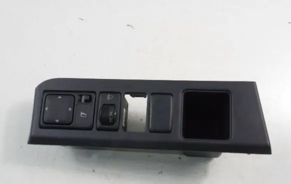 Nissan Note (E11) Wing mirror switch 684859U100