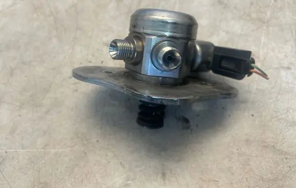 BMW 1 E81 E87 Fuel injection high pressure pump 7562473 1001717040 0261520041